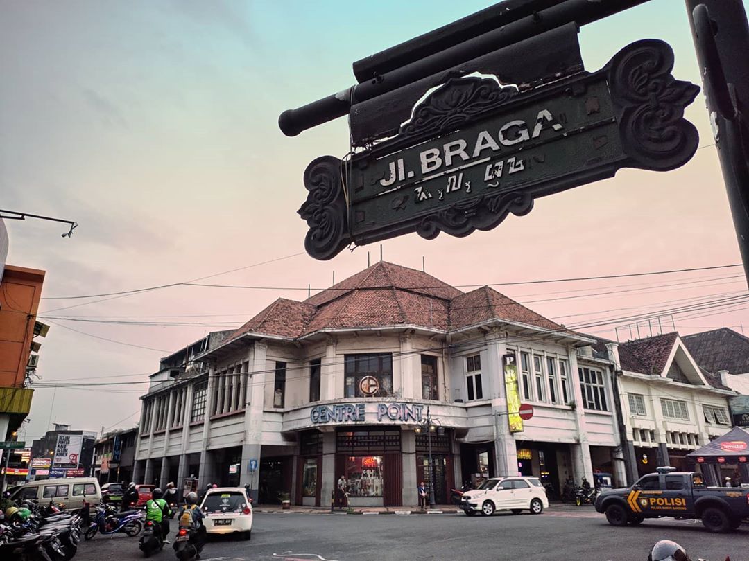 Belanja di Jalan Braga Bandung